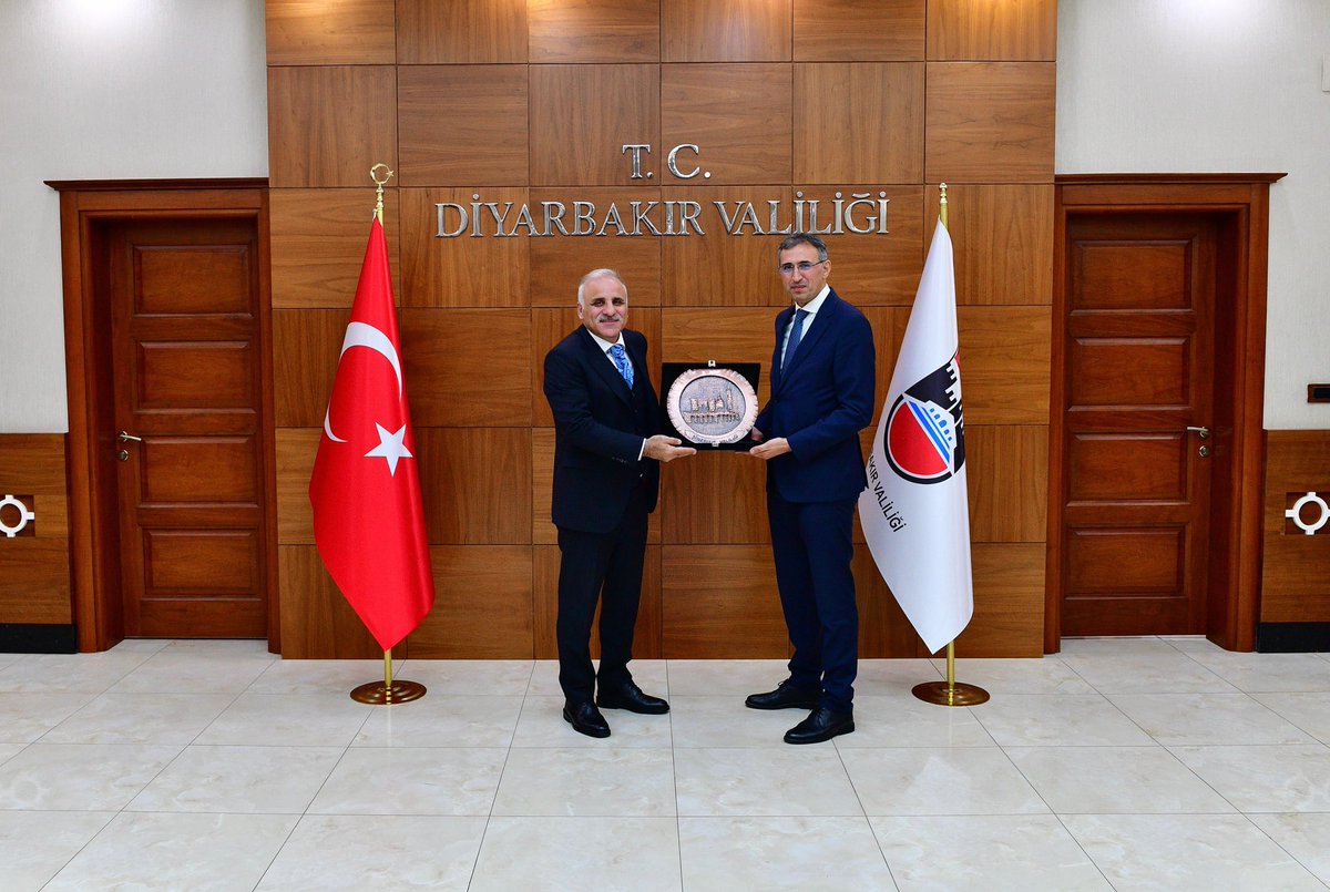 dsi_10_blgmd's tweet photo. Devlet Su İşleri Genel Müdürlüğünde Daire Başkanı olarak görevlendirilen Muharrem Çağlancı veda ziyaretleri kapsamında Diyarbakır Valisi Sayın Murat Zorluoğlu’nu ziyaret etti. https://t.co/GKMZ3Y3S6X