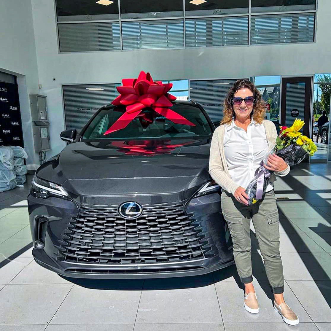It was a beautiful day and an even better moment for our guest. Congratulations on your new Lexus, Andrea! 🥂