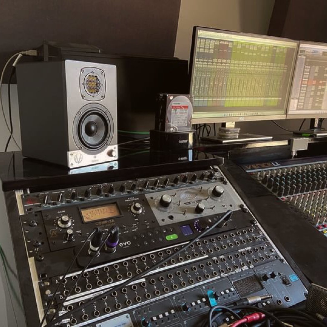 EveAudio's tweet photo. Remember our SC204 Giveaway? 🔊 Winner Željko ArsenMan shared pics of the new addition to his setup, congratulations 😍🙌
#EVEAudio #StudioMonitors #SC204 #Giveaway #StudioSetup #StudioGear #Music #Studio https://t.co/rMxEUZ7SPk