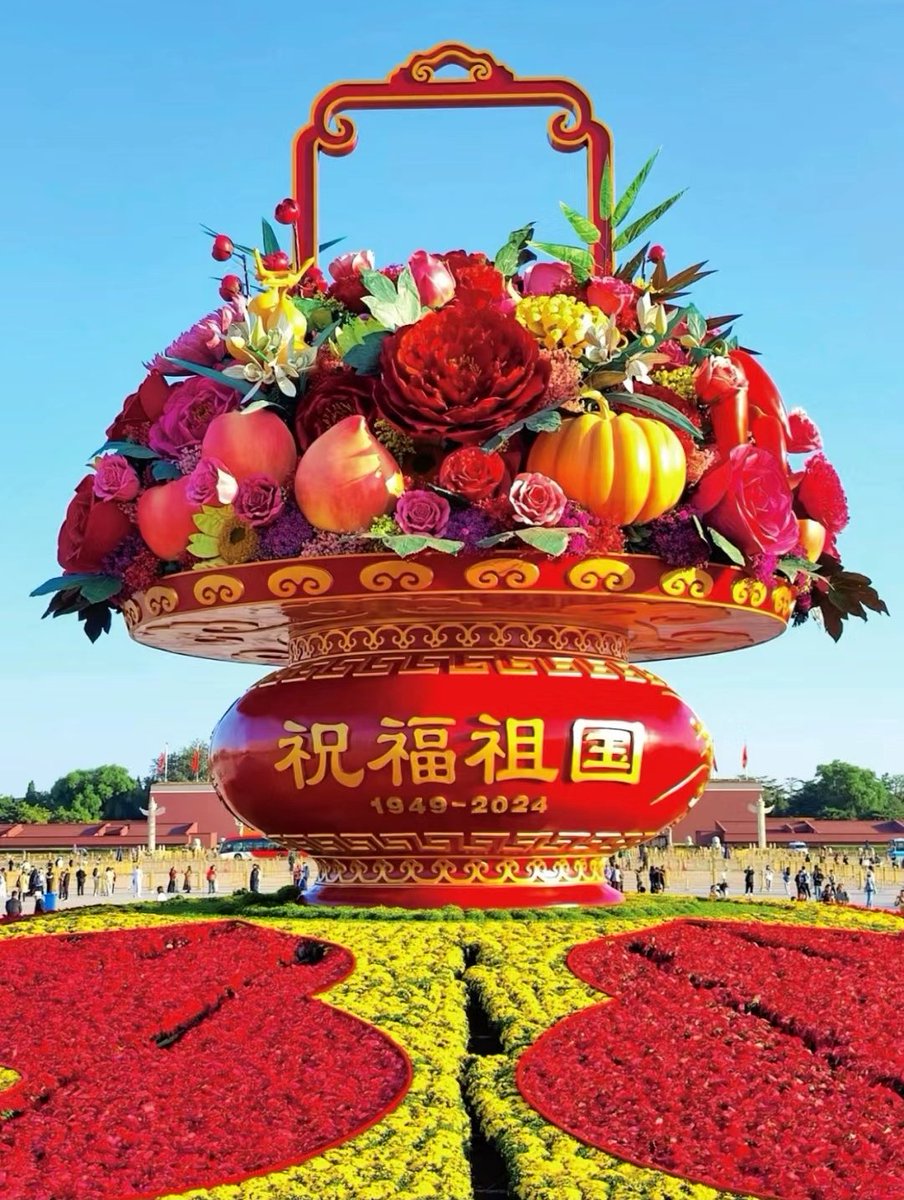 TTmomo20220222's tweet photo. 🫶💯清澈的爱只为中国🇨🇳
天安门广场，2024年国庆大花篮搭建完成了，太美啦！😍 https://t.co/8pFImhsMAE