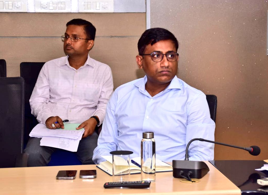 BiharEnergy's tweet photo. विद्युत भवन में Transformer Repair Workshop (TRW) को लेकर एक उच्चस्तरीय बैठक में #BSPHCL के CMD श्री पंकज कुमार पाल, IAS ने मरम्मत के बाद जलने वाले ट्रांसफर्मरों को लेकर दिये दिशा निर्देश:

📍जलने वाले ट्रांसफॉफमर्रों की हो विस्तृत समीक्षा
📍TRW में पूर्ण टेस्ट के बाद ही ट्रांसफॉमर्र बाहर भेजें जायें
📍उन एजेंसियों के खिलाफ कार्रवाई हो, जिनके द्वारा मरम्मत किये गए ट्रांसफर्मर बार बार जल जाते हैं
📍DPR मानक के अनुसार रिपेयर सुनिश्चित करने के लिए Standard Operating Procedure के अनुसार काम करने के लिए कमिटी गठित हो
📍ट्रांसफॉर्मर के खराब होने की अनुपात को कम किया जाये

इस बैठक में MD, #SBPDCL श्री @mahendrakr_ias, IAS; MD, #NBPDCL Dr @nildeoreIAS सहित अन्य वरीय अधिकारी उपस्थित थे।

तस्वीरें👇