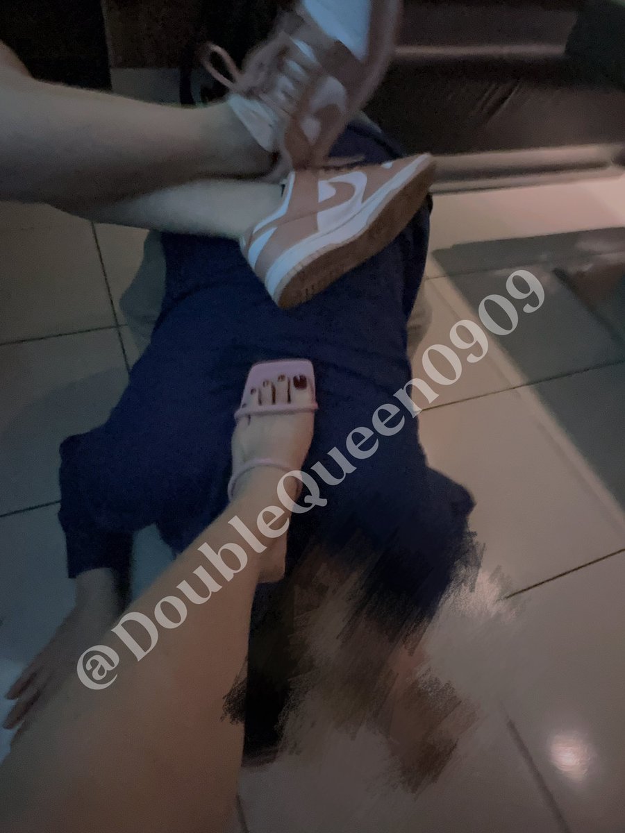 當著我們的腳踏墊應該是最幸福的事情
在我們面前什麼都不用想
當條沒有🧠的 🐶 就開心了吧