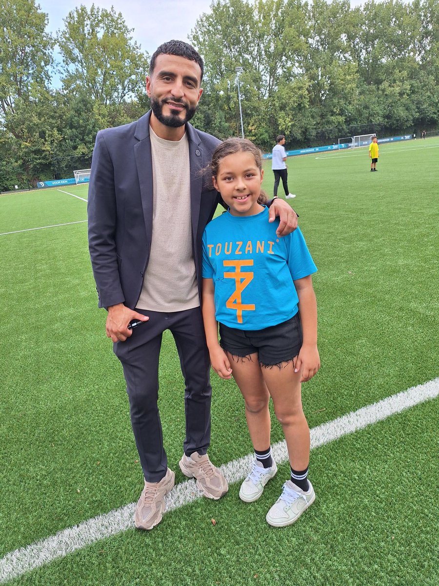 Zondag 22 september jl. hebben de 11-jarige Fajah (foto) en de 13-jarige S. hun grote held Soufiane Touzani ontmoet. Naast een praatje, handtekening en foto was er ook tijd om even een balletje te trappen. Zie voor een verslag, meer foto's en video: mijnheld.com/heldennieuws/m…