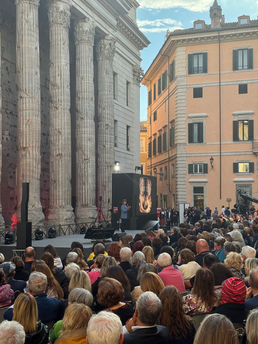 camcomroma's tweet photo. Oltre 10mila persone hanno partecipato in presenza e altre 9mila si sono collegate in streaming per le 17 lezioni del #RomaStoriaFestival. Un appuntamento che ha trasformato Piazza di Pietra e la Sala del Tempio di Vibia Sabina e Adriano in veri e propri palcoscenici di Storia. https://t.co/Wze9CALjeP