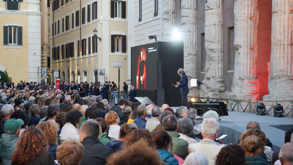 camcomroma's tweet photo. Oltre 10mila persone hanno partecipato in presenza e altre 9mila si sono collegate in streaming per le 17 lezioni del #RomaStoriaFestival. Un appuntamento che ha trasformato Piazza di Pietra e la Sala del Tempio di Vibia Sabina e Adriano in veri e propri palcoscenici di Storia. https://t.co/Wze9CALjeP
