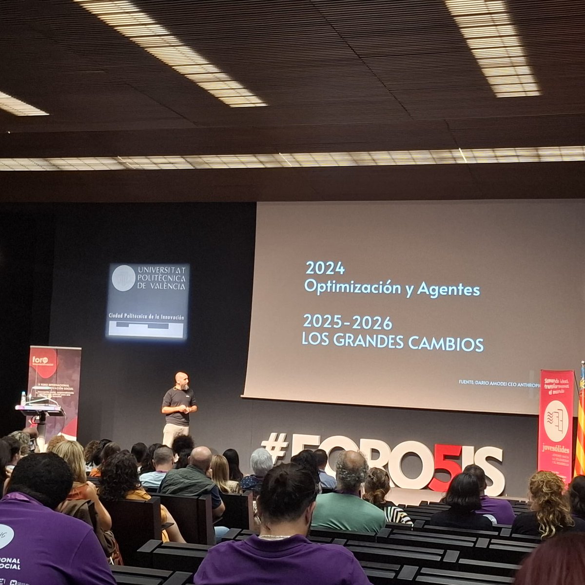 Los peligros no vienen de lo que pueda hacer la #IA sino de la velocidad a la que se suceden los cambios y la evolución. Nuestra sociedad no está preparada para la velocidad de estos cambios. 
¿Un ejemplo? Con 15 segundos de muestra de una voz podemos clonarla.  Y al alcance de