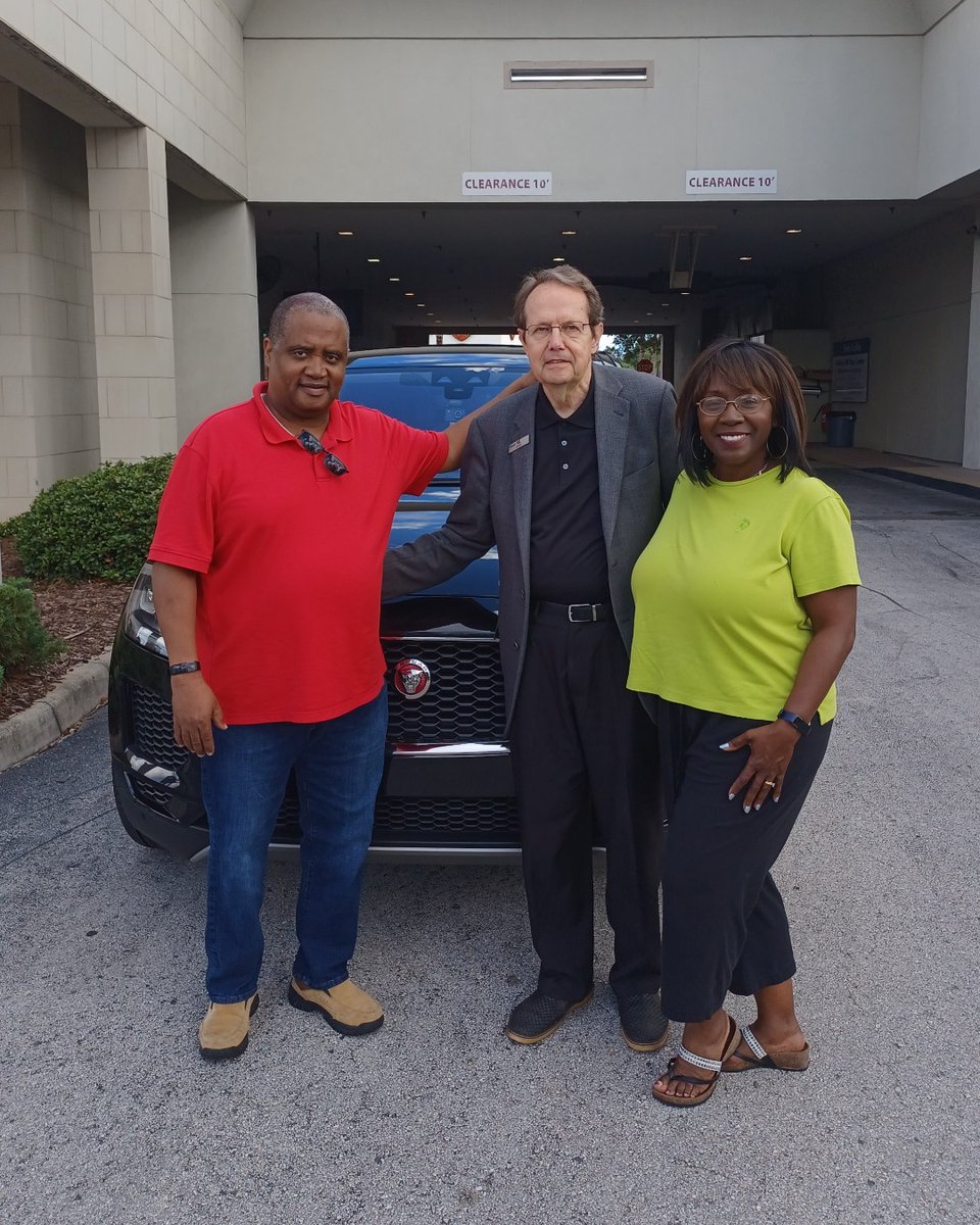 FieldsCadillac's tweet image. 🎉 A big congratulations to the Washington Family on the purchase of their #FieldsPreOwned 2019 #Jaguar #EPACE! We're thrilled to welcome you to the #FieldsFamily. Thanks to Sales Advisor, John Cummins, for providing an outstanding experience. #FieldsCadillac