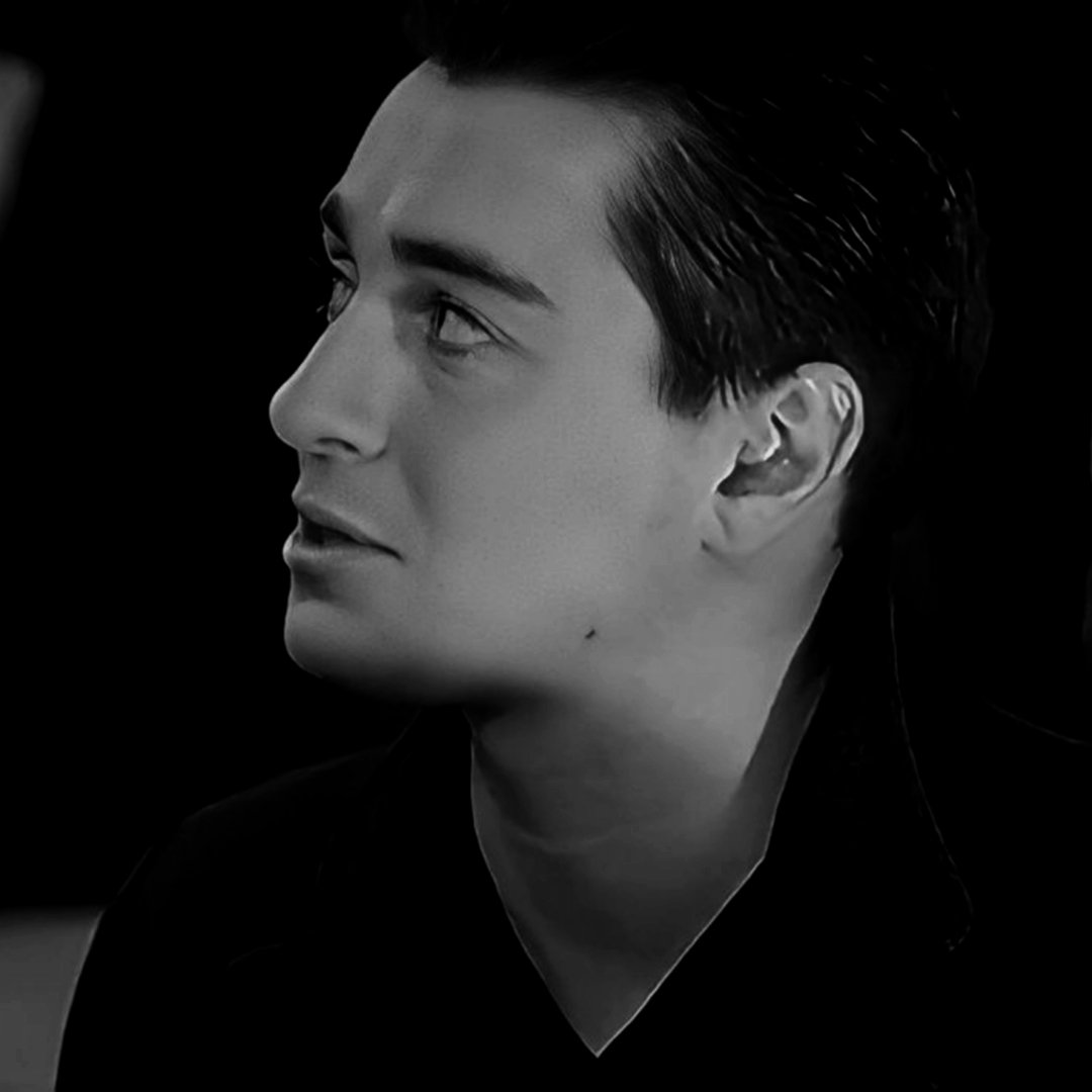 револьвер, дрожащая рука, безумная улыбка.