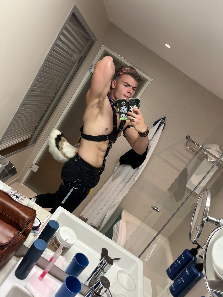 XxsultanDK's tweet image. To all the people I bought something from at DD at #Eurofurence 

I absolutely love the tail so much I can’t find you on socials so text me plz so I can tag you the same with the harness 

@AwruffGear had the most amazing collar. I just don’t know how to wear it so it’s on my arm