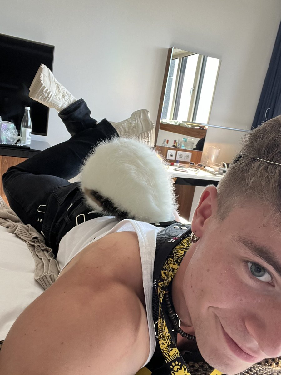 XxsultanDK's tweet image. To all the people I bought something from at DD at #Eurofurence 

I absolutely love the tail so much I can’t find you on socials so text me plz so I can tag you the same with the harness 

@AwruffGear had the most amazing collar. I just don’t know how to wear it so it’s on my arm