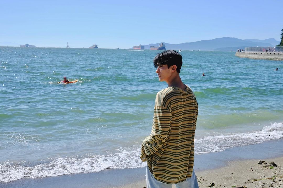 kyeomdaily's tweet photo. just put dokyeom in a beach and you'll get the prettiest pics 😍 https://t.co/bESBlbaQ7I