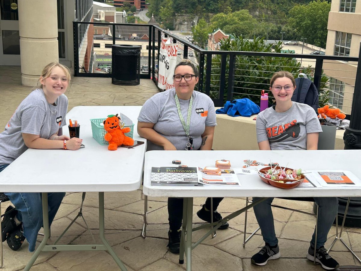 Congratulations to communication Honor Society Officers!
President: Angel Tackett
Vice President: Olivia Morgan
Secretary: Olivia Ross
Treasurer: Jessica Williamson
#com #UPIKE #studentleaders