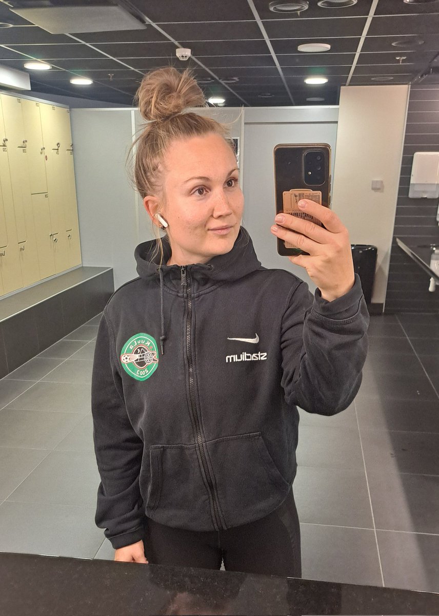 Charlotta89's tweet photo. Förra veckan blev en okej träningsvecka med fotbollsträningar x2 och gym x2. Hade gärna hunnit 3 gånger på gym men prioriterade tid med familjen och lyssnade på kroppen som var trött. Höstens mål är att hållas frisk och orka. Nya tag denna vecka! #träningshetsa https://t.co/OyLJ7HLxIa