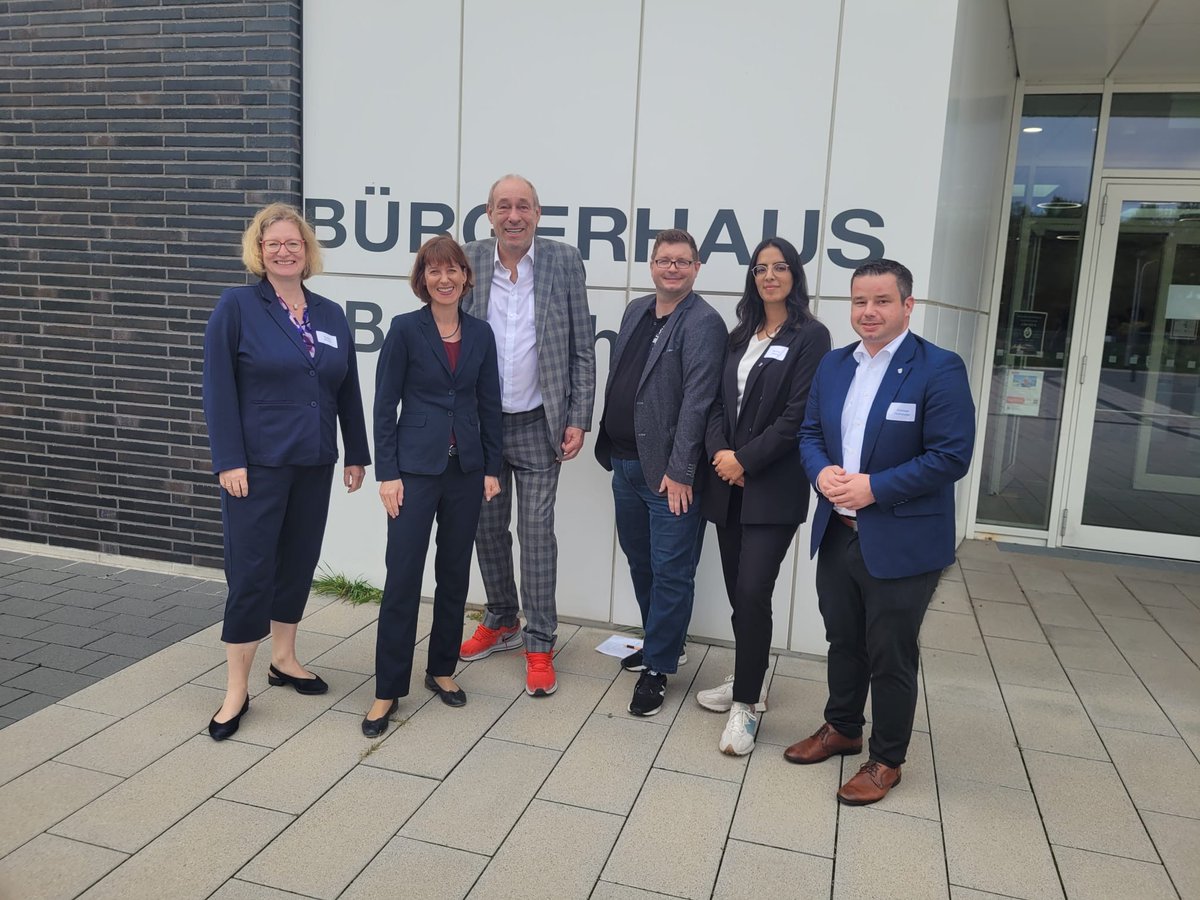 Unter dem Vorsitz von Ministerin Heike Hofmann hat sich heute in Weiterstadt die Hessische Integrationskonferenz konstituiert. In Arbeitsgruppen verständigten sich die Mitglieder über erste Ansätze u.a. zu Rassismus und frühkindlicher Bildung. Mehr Infos: hessenlink.de/HMSI628