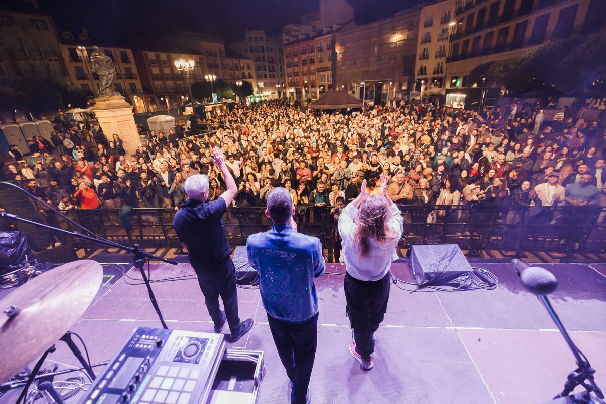 AyukenMP's tweet photo. 🛻🖤#ResumenFinde (1/3) @aleacostamusic nos hizo bailar bien a gusto #ElPorvenir en @tribufestival de Burgos. ¿Bailaste ahí? 📸 @rodrigomenaruiz https://t.co/gQid00I6fm