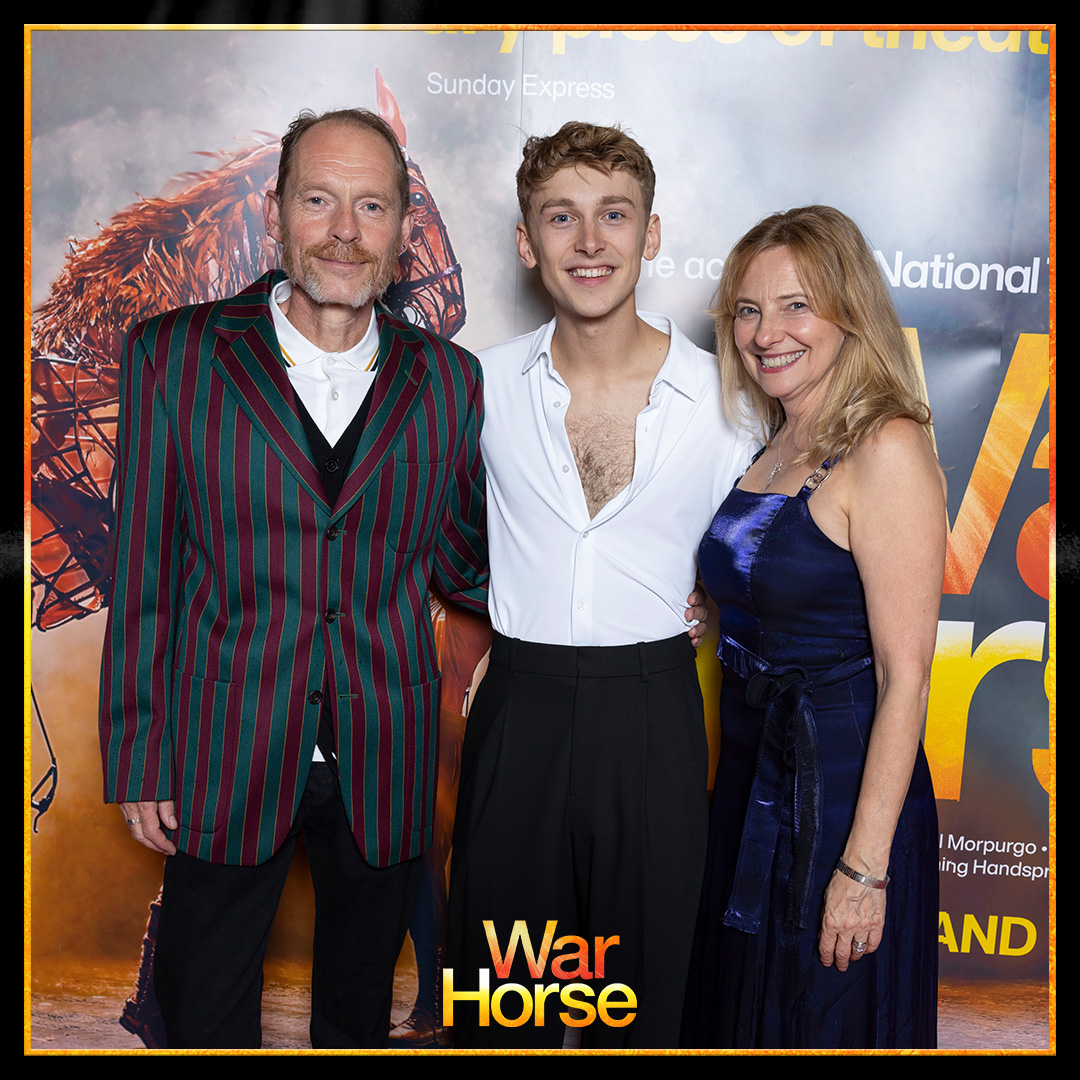 WarHorseOnStage's tweet image. Our #WarHorseOnStage company celebrating the Official Opening at @the_lowry ✨

📸: @PhilTragenPhoto

(4/5)