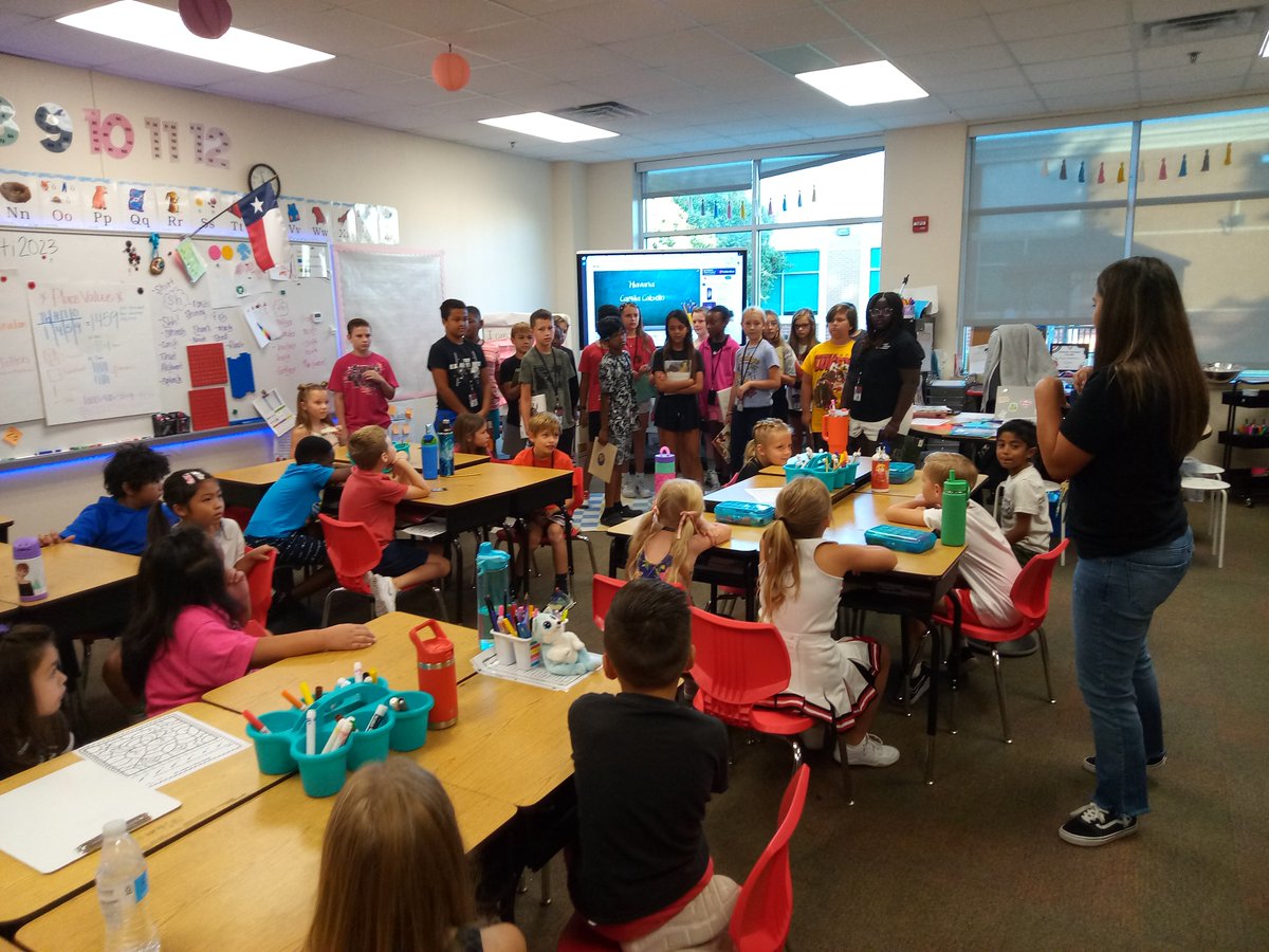 sgstapel's tweet photo. Our homeroom met with our "Book Buddies" for the first time this year.  We loved getting to know them and read them books about Kindness! We can't wait to meet with them again next month! 💕📚#HMEproud #melissaschools @melissaisd https://t.co/A9AbuwIQr1