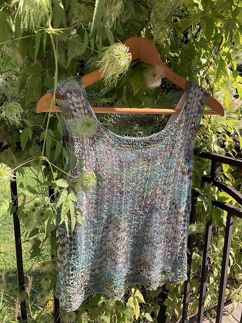 I did a double-take when I saw this version of my Waves of Lace pattern. Such a beautiful rendition! 
It is worked by fcp on Ravelry and it is her third one.
Waves of Lace pattern: ravelry.com/patterns/libra…
Beach Collection: ravelry.com/patterns/sourc…