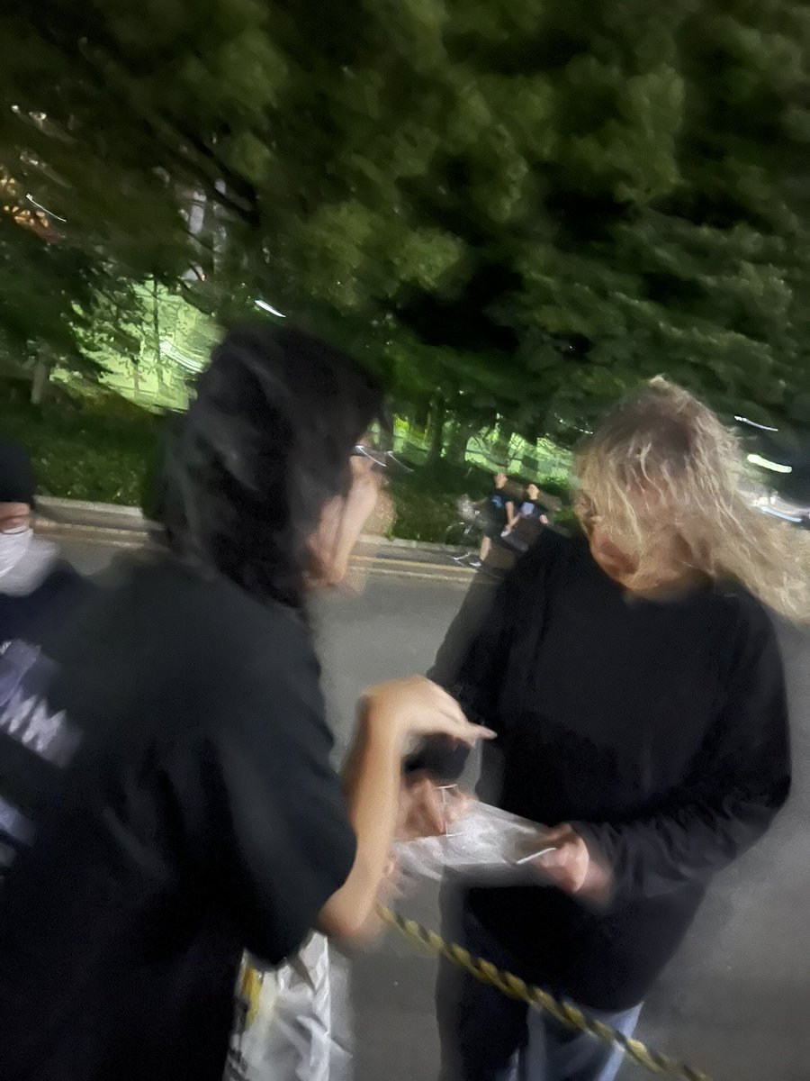 UkyoKobayashi's tweet photo. Yes来日あまりにも楽しすぎた
ビリーシャーウッド氏にサインも貰えたし終わってから友人達と感想会とあまりにも幸せすぎるかもしれない
ようやく帰宅したが明日8時起きってマジ？痺れるなぁ、全員イエスを聴きなさい https://t.co/wtVHShcpCS