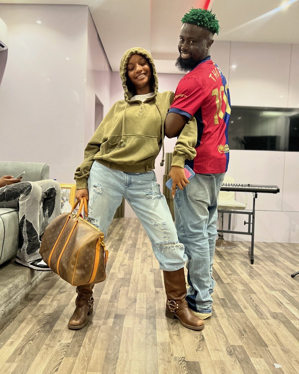 unusual_mbryo's tweet photo. My Gemini Twin ♊️🚰 @ayrastarr
💚✍🏾
#sabigeng
#thepen
#ayrastarr
#mavin
#explore
#monday
#photooftheday
#afrobeats
#FCBarcelona https://t.co/sGZZAe6Hzd
