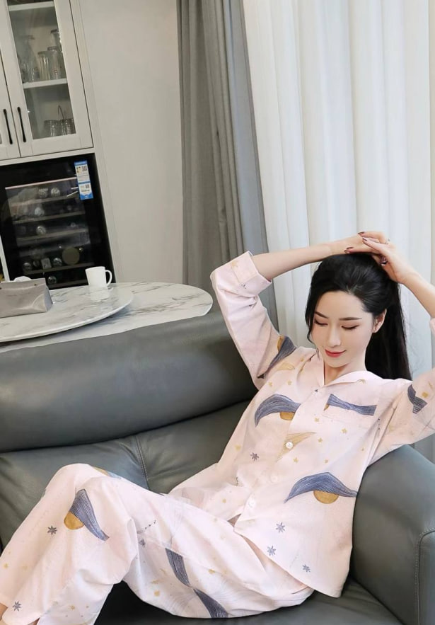 AngelaFurt30928's tweet photo. 关于一个精致的 #宝妈 休闲在家穿什么 #穿搭
我的皮肤很敏感，所以对睡衣要求比较高，朋友就给我推荐嫚熙月子服，说是专业母婴大品牌，试了下，感觉还不错 #性感睡衣
有粉丝朋友想要的吗，私信我拿旧装 https://t.co/M0jJAyRgf4