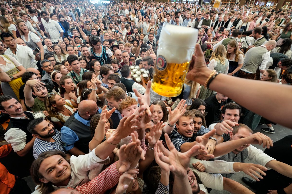 euronewsculture's tweet photo. 🍻OKTOBERFEST has begun! 

📸AP Photo/Matthias Schrader https://t.co/k8bY9Mj7sS