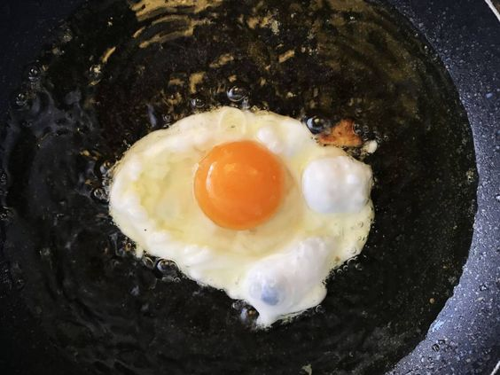 Los principales medios de comunicación están LLENOS de mentiras.

Desacreditando 9 de los mayores mitos de salud que quieren hacerte creer:

1. Los huevos son MALOS para el colesterol.