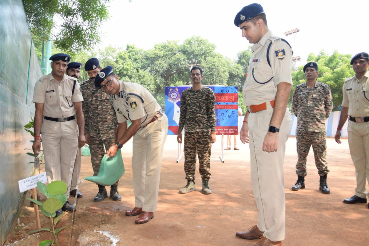igpnscrpf's tweet image. उत्तरी सैक्टर द्वारा एक पेड़ मां के नाम “आओ मिलकर अपनी मां के सम्मान में एक पेड़ लगाएं और धरती मां को हरा-भरा बनाएं” अभियान के तहत अधिकारीयों एवम् जवानों द्वारा पेड़ लगाये गयें।
#Plant4Mother #एक_पेड़_माँ_के_नाम, #onetreeformother.  #CRPF
@crpfindia
@HMOIndia
@PMOIndia