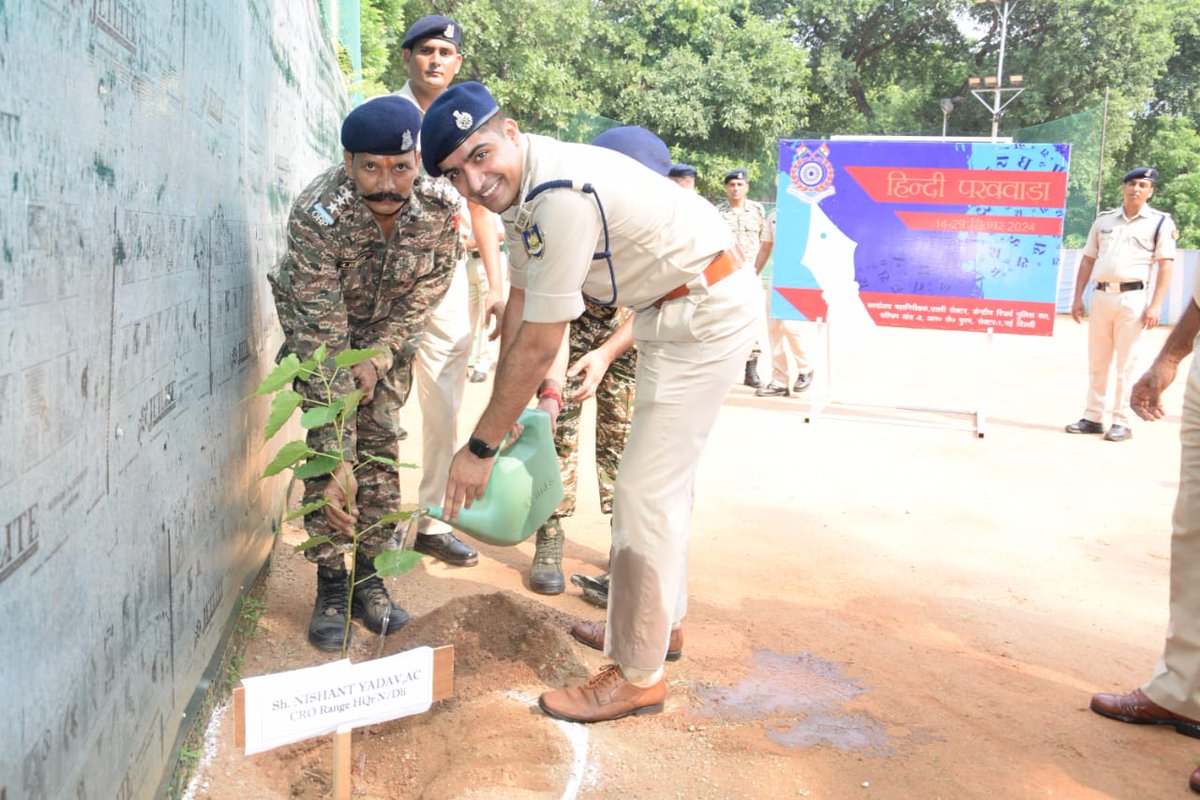 igpnscrpf's tweet image. उत्तरी सैक्टर द्वारा एक पेड़ मां के नाम “आओ मिलकर अपनी मां के सम्मान में एक पेड़ लगाएं और धरती मां को हरा-भरा बनाएं” अभियान के तहत अधिकारीयों एवम् जवानों द्वारा पेड़ लगाये गयें।
#Plant4Mother #एक_पेड़_माँ_के_नाम, #onetreeformother.  #CRPF
@crpfindia
@HMOIndia
@PMOIndia