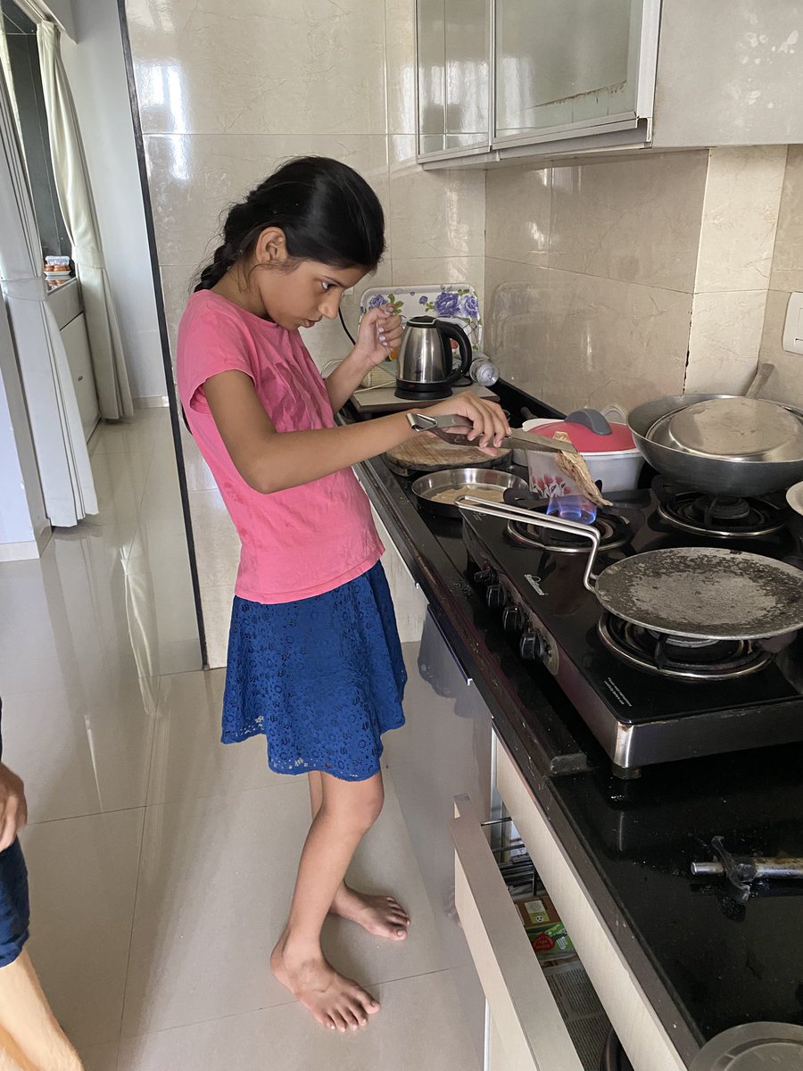 DiscoverVikas's tweet photo. A little sweet girl helping her mom to carry out daily chores… Shreya Mishra going viral with her Roti making streak …. https://t.co/uHtFhemcP8