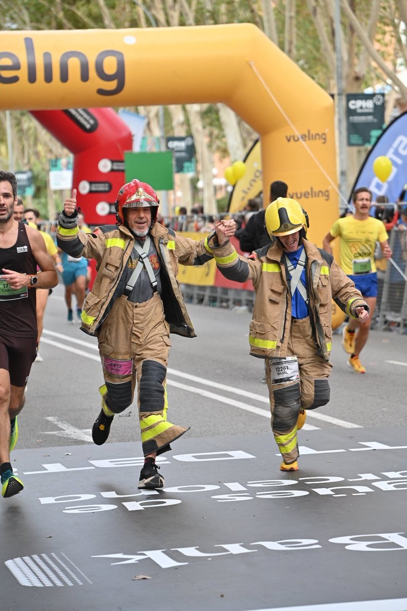 ⏳​ Compte enrere per a una de les curses més especials de Barcelona: el pròxim 10/11, la Vueling @CursadeBombers arriba a les 25 edicions!

👨🏻‍🚒👩🏻‍🚒 ​Centenars de Bombers/es i milers de runners t'esperen per recórrer la ciutat.
🎟️ No t'ho pensis i inscriu-te! via.bcn/pxF250TsIl2
