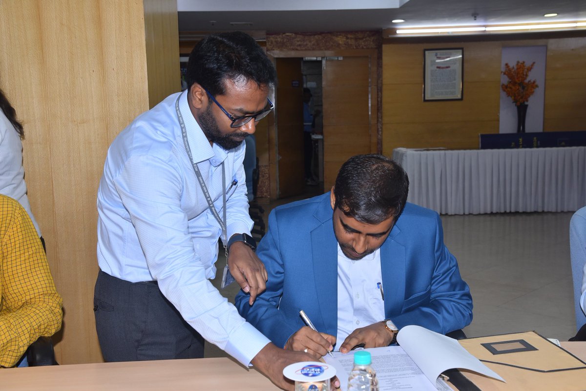 जनपद में 1000 क्षमता के आडियोटोरियम का निर्माण CSR के अन्तर्गत करने हेतु  <a href="/ntpclimited/">NTPC Limited</a>,<a href="/IECFoundation/">IEC Foundation</a> &amp; <a href="/pfclindia/">Power Finance Corp.</a> द्वारा संयुक्त रूप से वित्त पोषित किया जायेगा l जिसका सहमति पत्र PFC कार्यालय ,नई दिल्ली में हस्ताक्षर किया गया।  <a href="/jagdambikapalmp/">Jagdambika Pal</a> <a href="/dmsid1/">DM Siddharthnagar</a> <a href="/ChiefSecyUP/">S.P. Goyal, Chief Secretary, GoUP</a> <a href="/CMOfficeUP/">CM Office, GoUP</a>