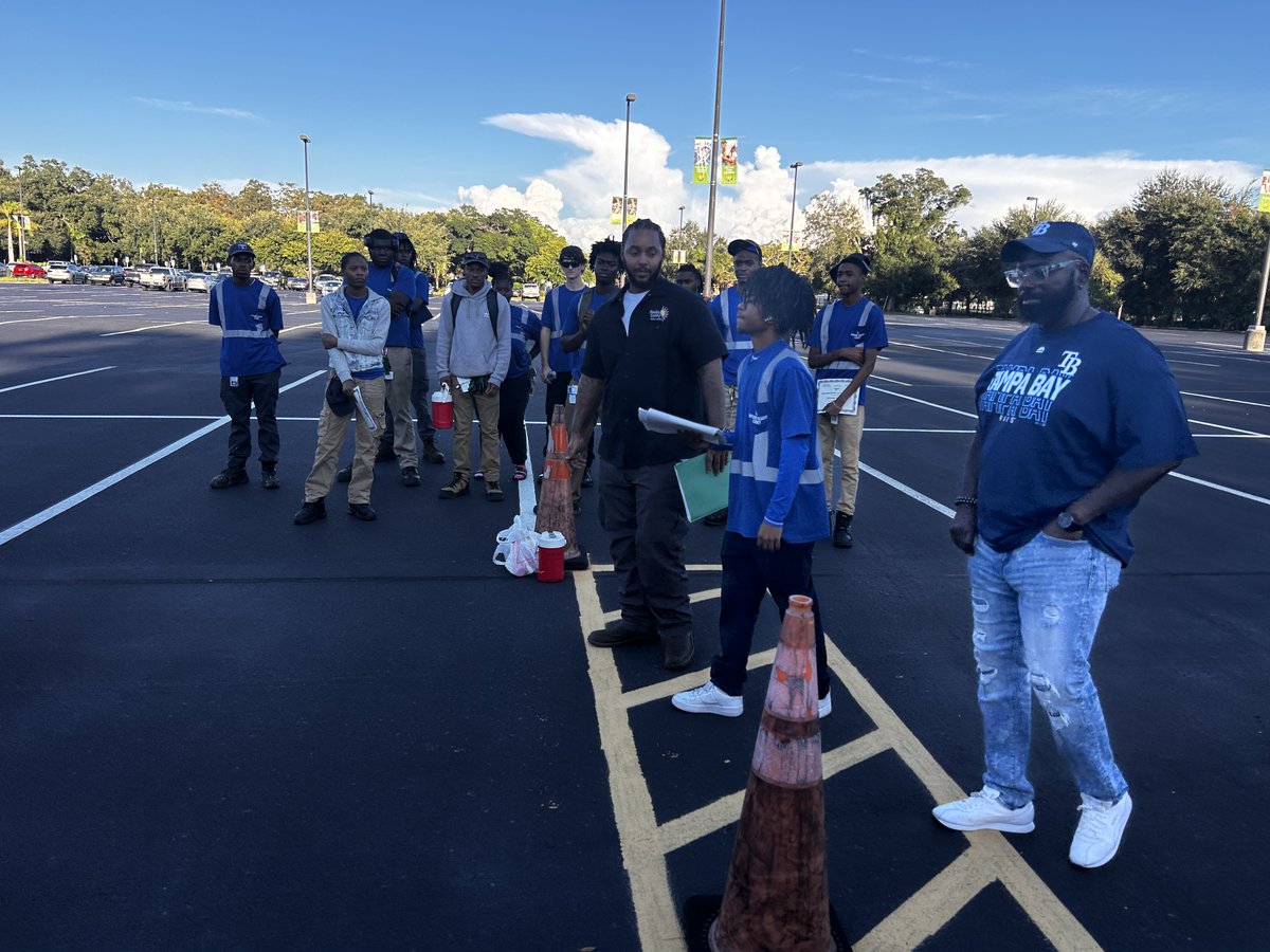 PinellasTech's tweet image. These are the students in the evening Public Works Academy and the MFRA class.  Putting them to work!

#PTCProud #publicworks #MFRA #OpportunityStartsHere