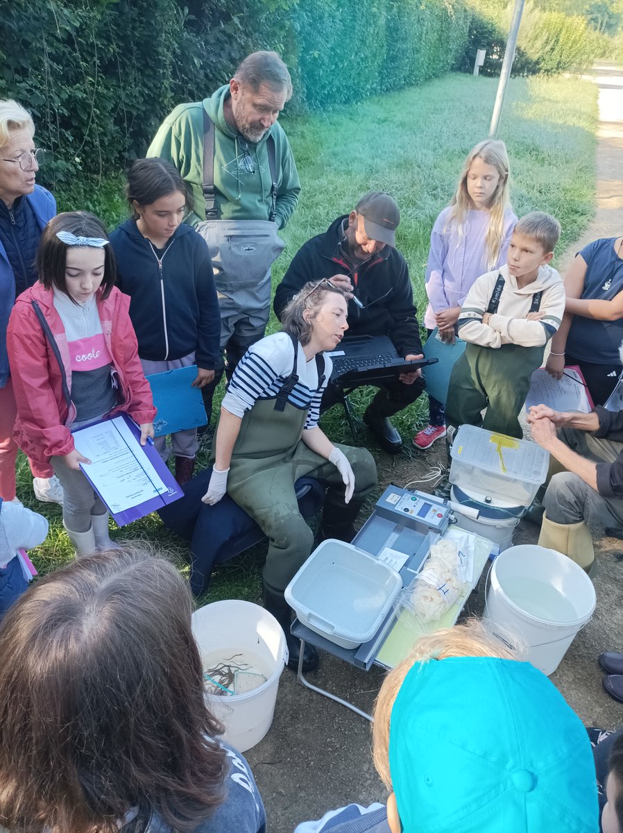 Retour📸 sur une journée d'éducation à la science pour 17 jeunes de CM1/CM2 le 16/09 avec les #scientifiques <a href="/inrae_ecobiop/">Ecobiop</a> !
Projet #AireMarineEducative 
Au programme ➡pêche de suivi, relevé🔩, mesure de poisson🐟, étude de l'habitat🏞️
🙏 à l'école d'Ohlette de Urrugne