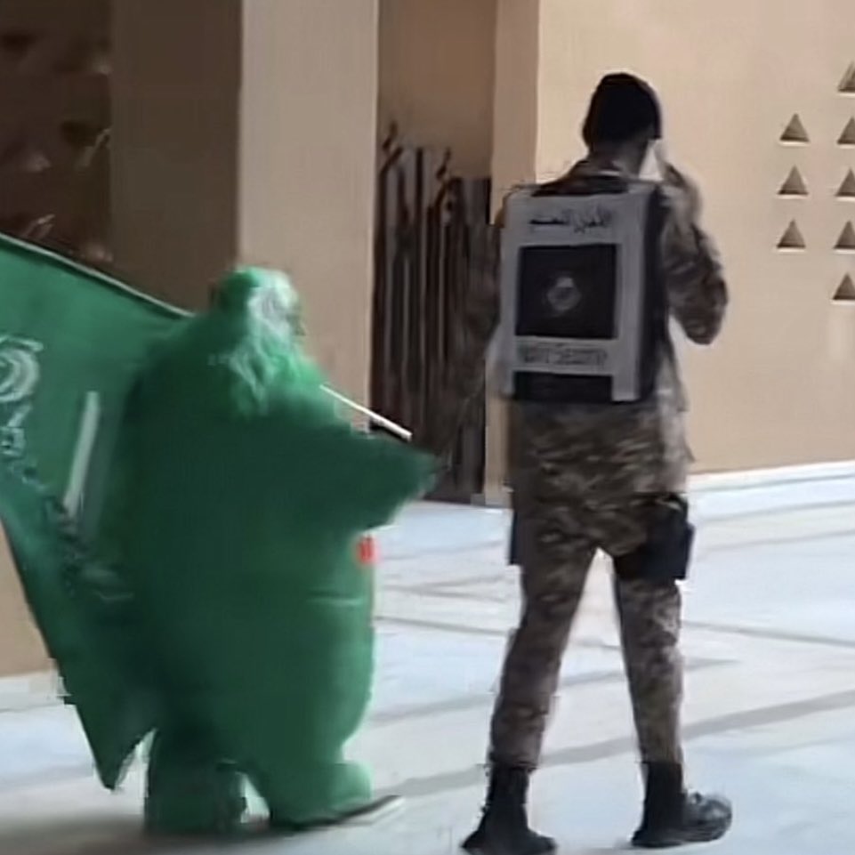 ماتدري هو ضايع ولا مقبوض عليه😂

 #اليوم_الوطني_السعودي_94