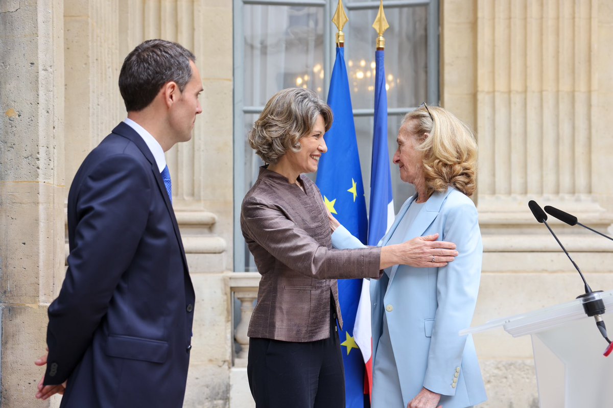 Honorée de la confiance du Président et du Premier ministre qui me confient le ministère de l’<a href="/education_gouv/">Ministère Éducation nationale</a>. 
Merci <a href="/NBelloubet/">Nicole Belloubet</a> pour ton engagement. Dès à présent au travail pour notre école !