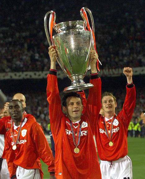 90sfootball's tweet photo. Ryan Giggs lifting the Champions League trophy, 1999 🏆 https://t.co/mkbyUbkYDE