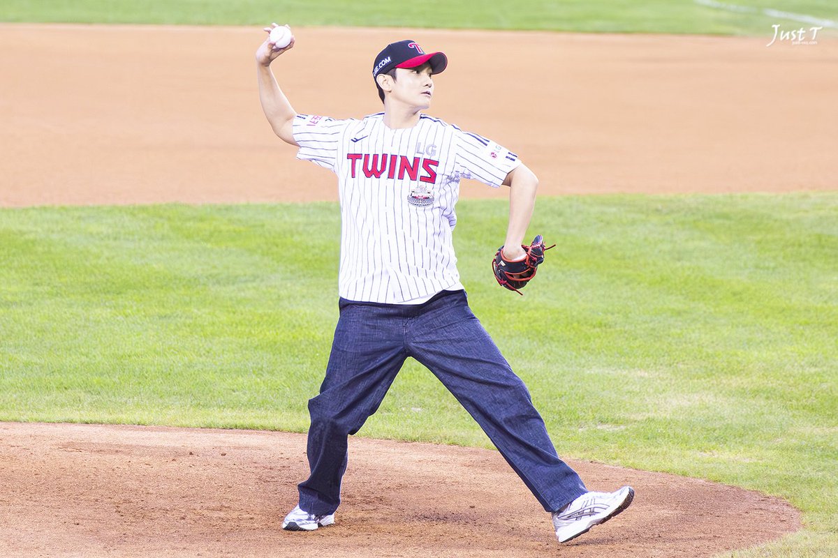 240921 [2024 신한 SOL Bank KBO 리그]
더블헤더 2차전 LG트윈스 vs 두산베어스 시구
#동방신기 #최강창민 #changmin #チャンミン <a href="/TVXQ/">TVXQ!</a>