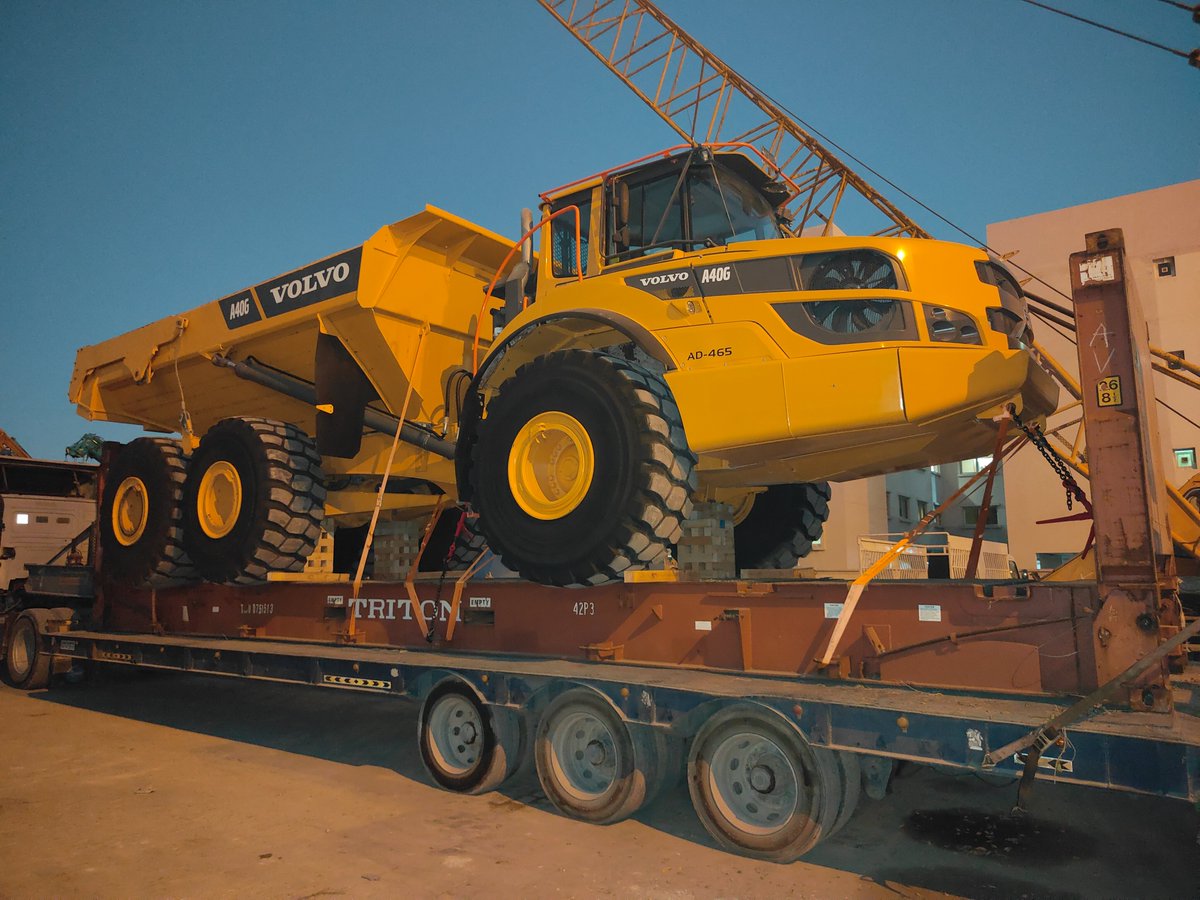 wrlshipping's tweet photo. Our latest logistics challenge? Safely shipping these mighty Volvo A40s articulated haulers.

These machines were loaded on flat racks, secured with precision to ensure a smooth journey 

Whether it's oversized equipment or unique cargo, we’ve got the solutions to get it moving! https://t.co/jKLbqlBdeb