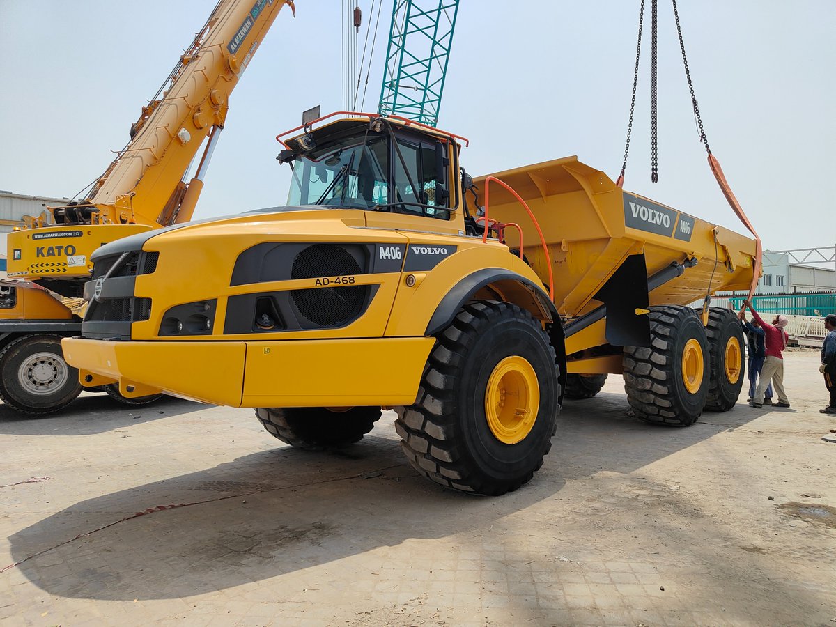 wrlshipping's tweet photo. Our latest logistics challenge? Safely shipping these mighty Volvo A40s articulated haulers.

These machines were loaded on flat racks, secured with precision to ensure a smooth journey 

Whether it's oversized equipment or unique cargo, we’ve got the solutions to get it moving! https://t.co/jKLbqlBdeb