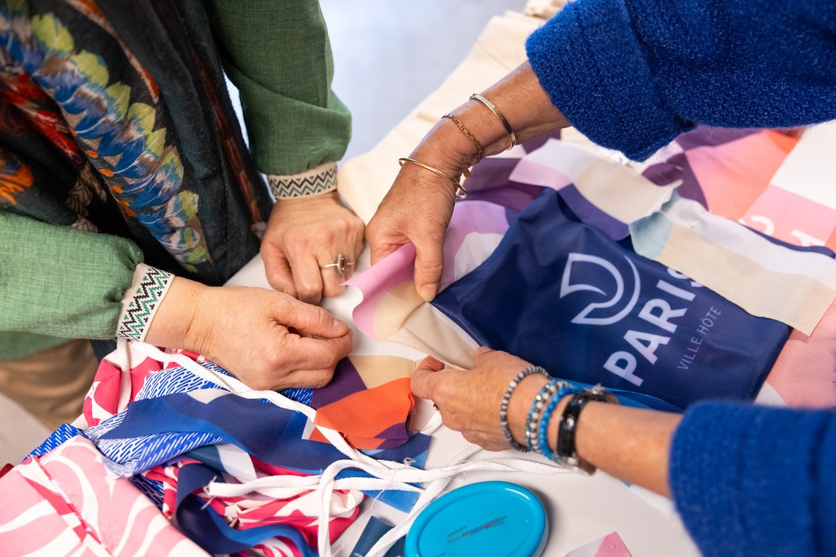 Les guirlandes de fanions des Jeux de <a href="/Paris2024/">Paris 2024</a> transformés en sac ! C'est la bonne idée zéro déchet du club senior des Arènes de Montmartre. 
 
Un reportage à lire en ligne :
mairie18.paris.fr/pages/clubs-se…