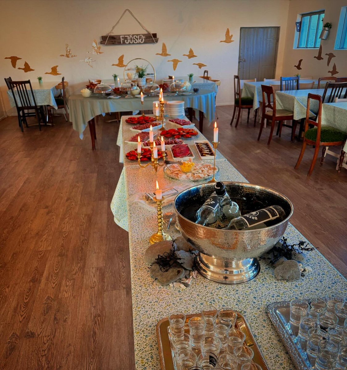 @quarkexpeditions had great weather for their late-season visit to Vigur. Passengers on the way to Greenland on #OceanAdventurer stopped by to enjoy great seal watching, history, eiderdown farming and Gísli was on hand to explain the proper way to tackle some Icelandic delicacies