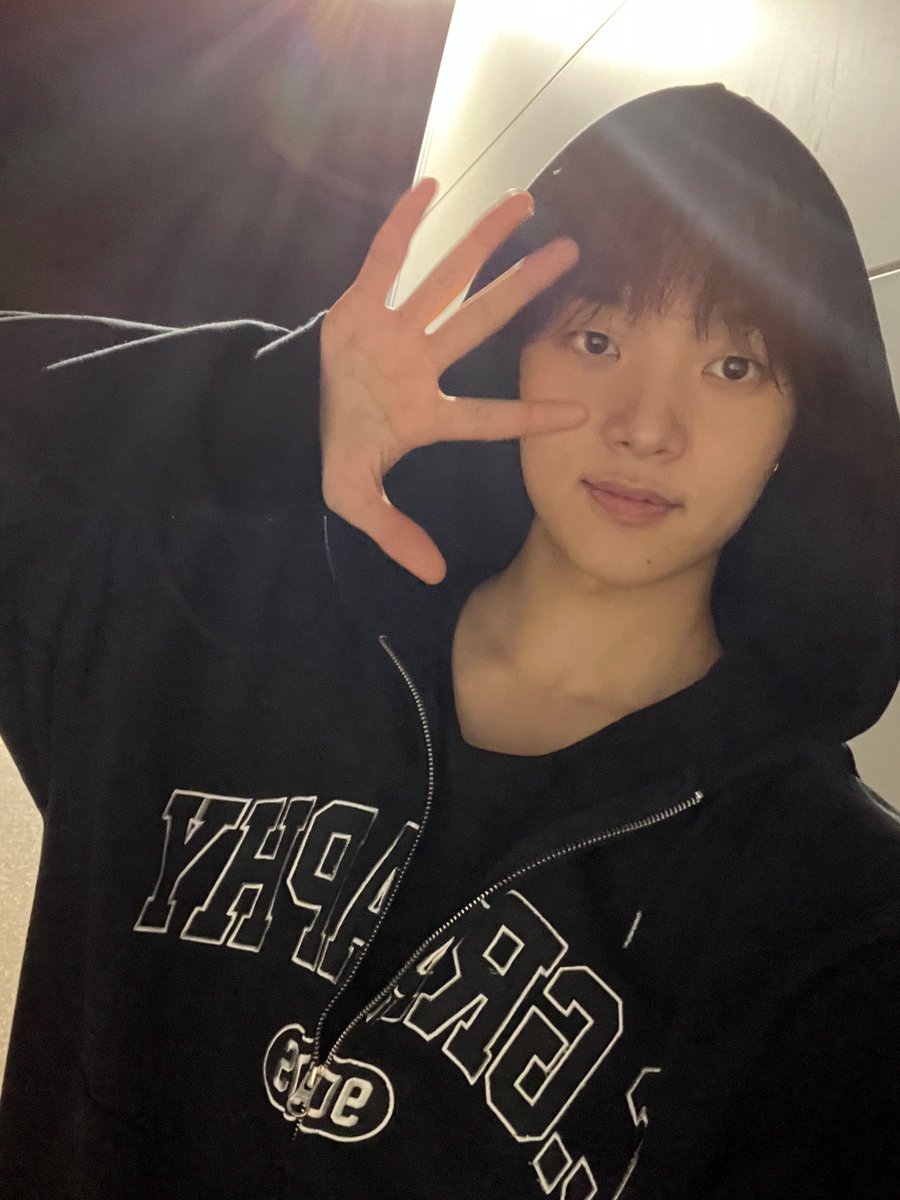 ej1ove's tweet photo. 후드 의주는 늘 느좋이야 https://t.co/Xz8HFDal8q