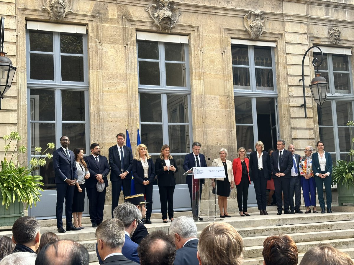 Merci <a href="/ChristopheBechu/">Christophe Béchu</a> et à son équipe pour leur action au Ministère de l’écologie, qui n’est pas, selon ses mots, le “Ministère de l’impossible. Je souhaite la pleine réussite à la nouvelle équipe gouvernementale, avec une pensée pour <a href="/durovray/">François Durovray</a>. Leur réussite est impérative !