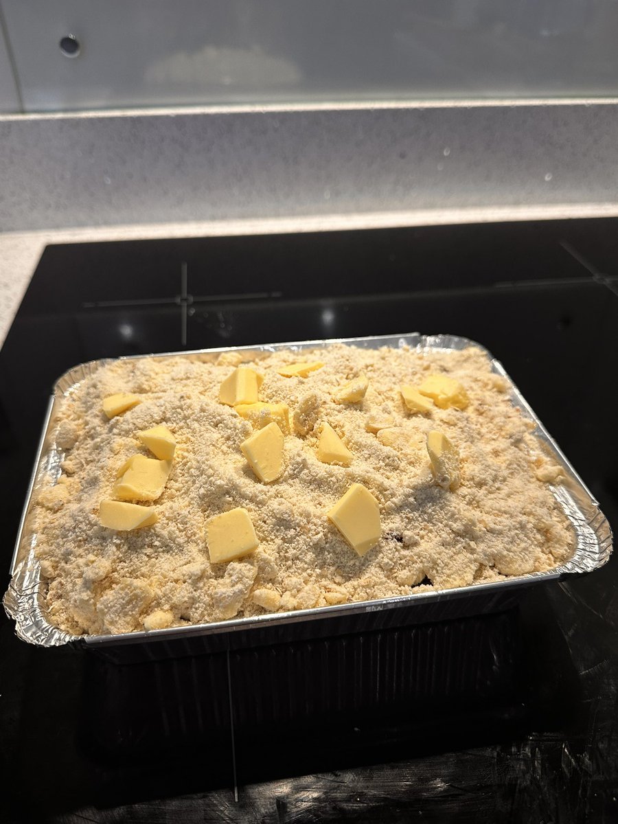 pvt_ak's tweet image. And just so the father-in-law doesn’t feel left out, I’ve whipped up a rhubarb crumble just for him. Keeping the family sweet, one crumble at a time!🍏🍂 #RhubarbCrumble #FamilyFavourites #BakingTherapy #AllotmentLife