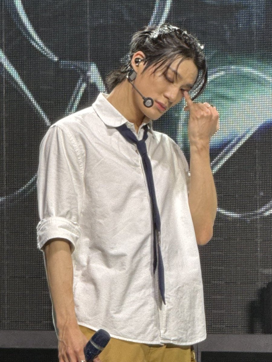 jungshasa's tweet image. IM STILL HERE 😭