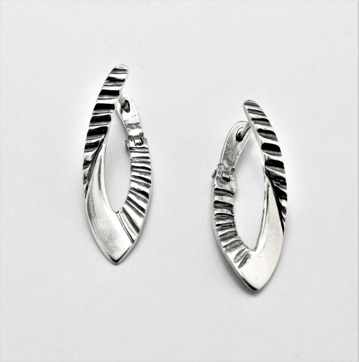 fancyline_jwlry's tweet photo. Distinctive earrings feature a unique textured asymmetrical design that adds depth and visual interest thanks to the contrast between the blackened and polished details of the earrings.  
Available at - https://t.co/4k6i8xDNJs https://t.co/S0CtmusWmK