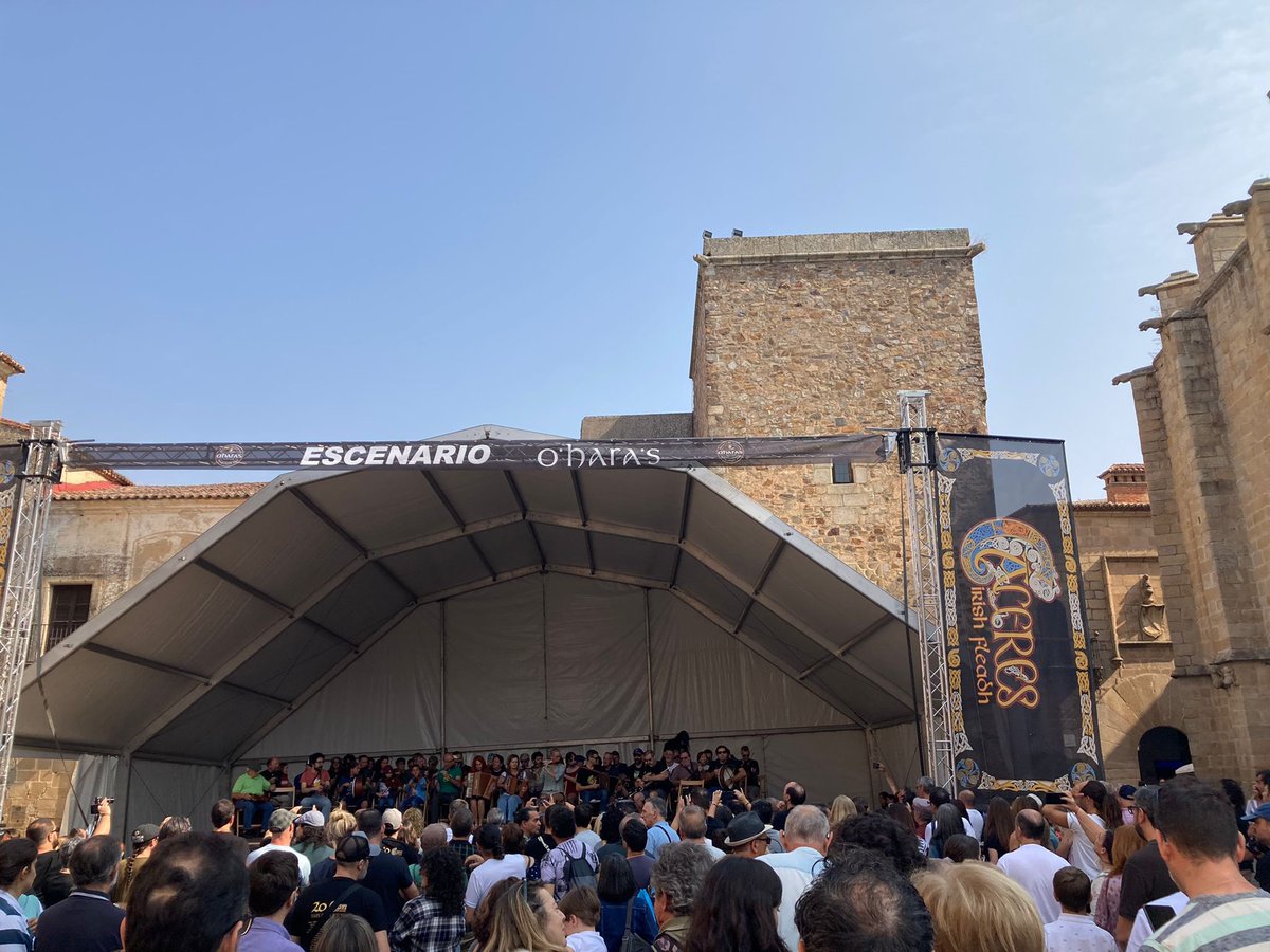 CIrish_Caceres's tweet photo. Here are some more pictures from this weekend: Cáceres becomes the little Ireland celebrating the Irish Fleadh 🤩☘️ You can see the Irish flag in front of the town-hall and the final session with wonderful musicians 🪈🪗🎻 Photos courtesy of our member @Linguistonbike 📸 https://t.co/WYCUurneWx
