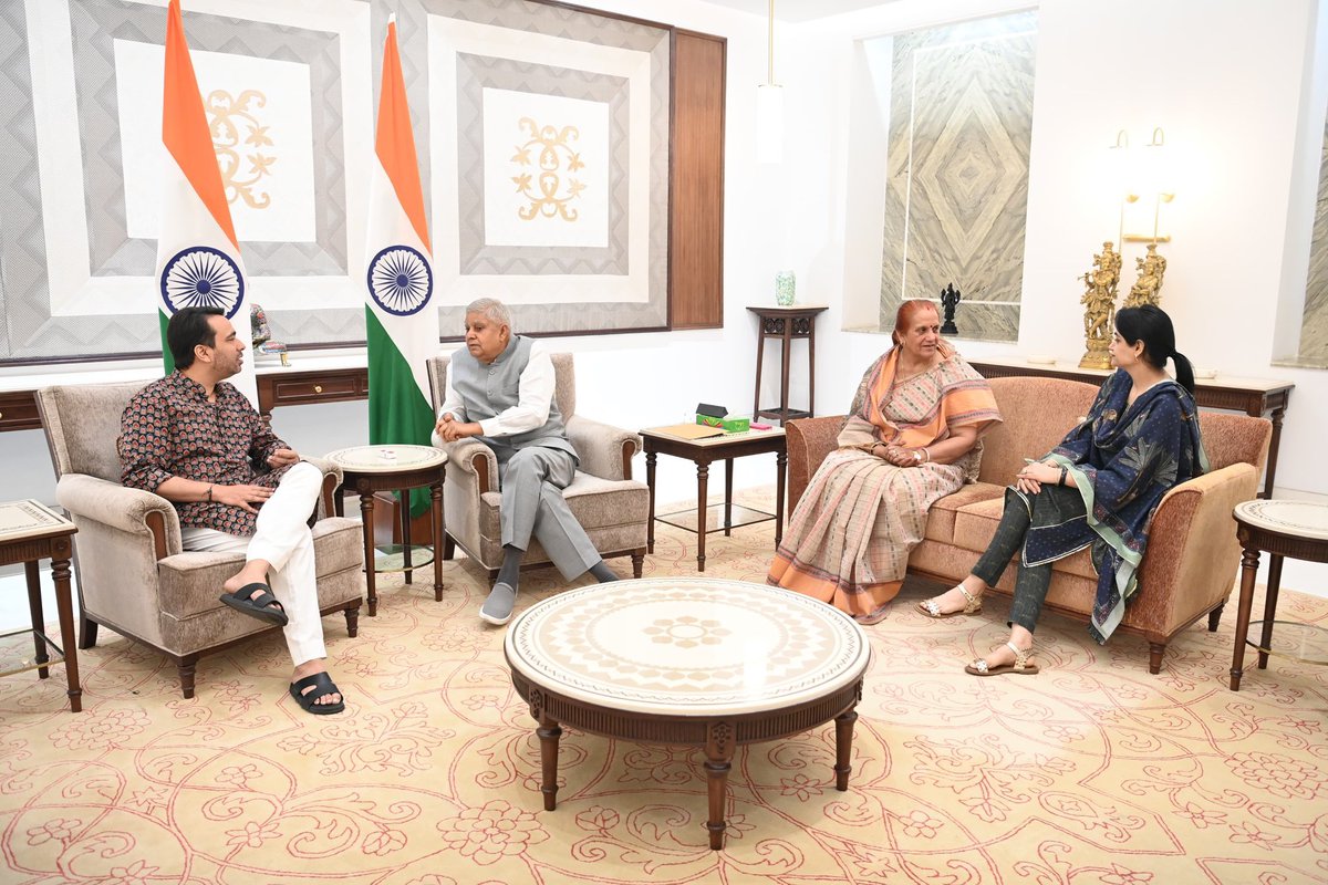 BiddichairmnRLD's tweet photo. पारिवारिक लक्ष्यों और राष्ट्रीय विकास नीतियों पर बातचीत करते हुए,
माननीय उपराष्ट्रपति श्री जगदीप धनखड़ जी @VPIndia, माननीय केंद्रीय मंत्री चौधरी @jayantrld सिंह जी
💐💐💐
@MSDESkillIndia @MSDESkillIndia 
@jayantrld https://t.co/f6MeJw92PU