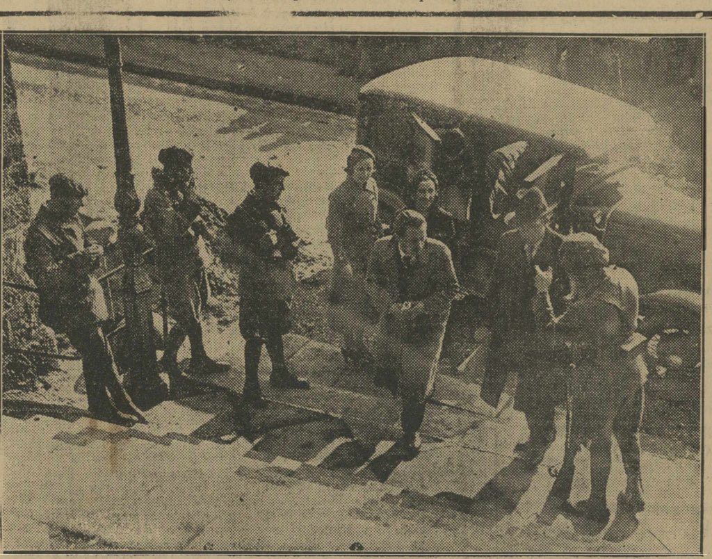 Gaurko egunez 1912 urtean jaio zen Polixene Trabudua Emakume Abertzale Batza zein Jagi Jagiko kidea.

📷 Argazkian Hayde Agirrerekin batera Larrinagako espetxera sartzen 1933 urtean Zabalak lagundua. 

(Jagi Jagi , Urtarrilak 14, 1933)